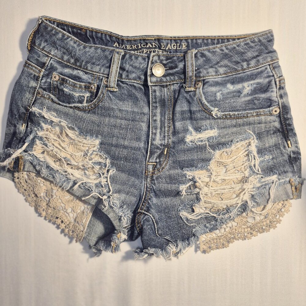 American Eagle distressed denim shorts w/ laced pockets in size 4/  26" waist